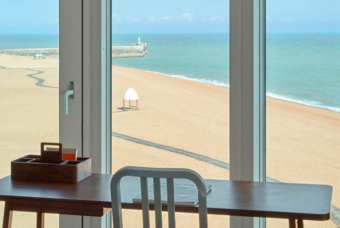 2 Bedroom Flat For Sale In Shoreline Crescent, Folkestone, Kent, CT20