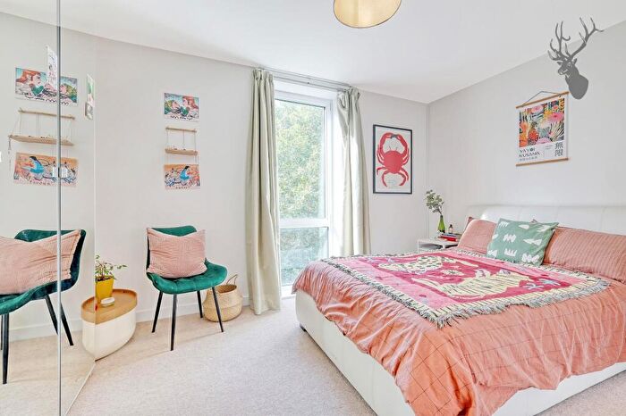 2 Bedroom Apartment To Rent In Trafalgar Gardens, Stepney Green, E1