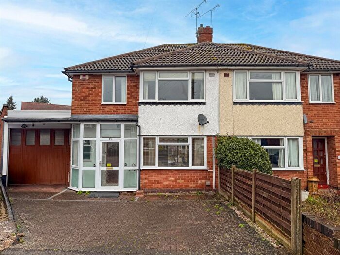 3 Bedroom Semi Detached House For Sale In Highlands Close, Warwick, CV34