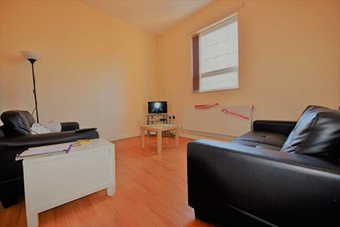 3 Bedroom Flat To Rent In Swan With Two Necks, LS6