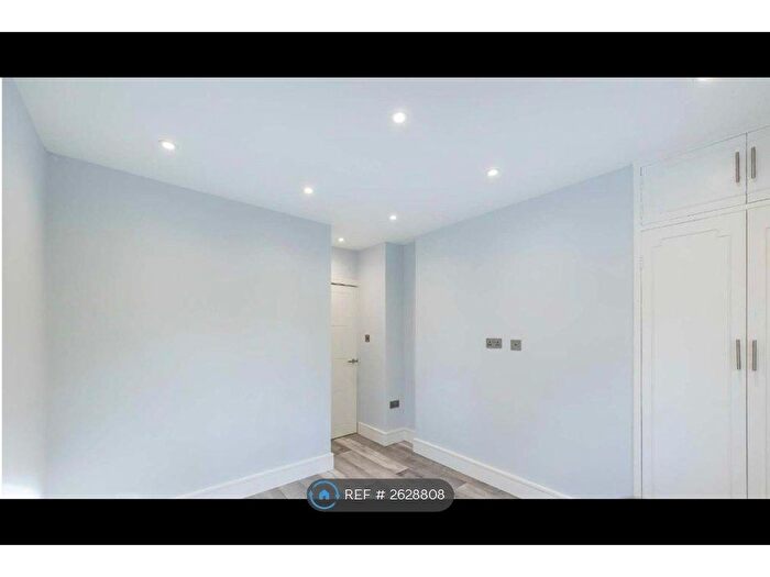 3 Bedroom Detached House To Rent In West Square, London, SE11