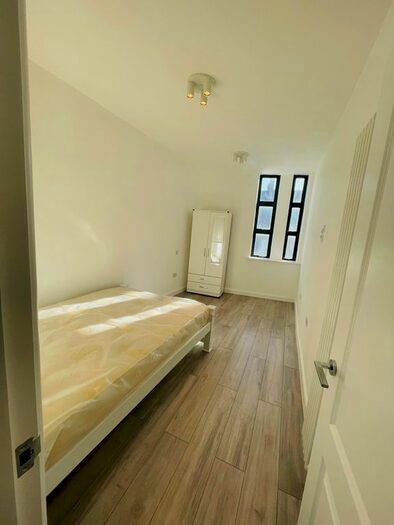 2 Bedroom Flat To Rent In Balham High Road, London, SW12