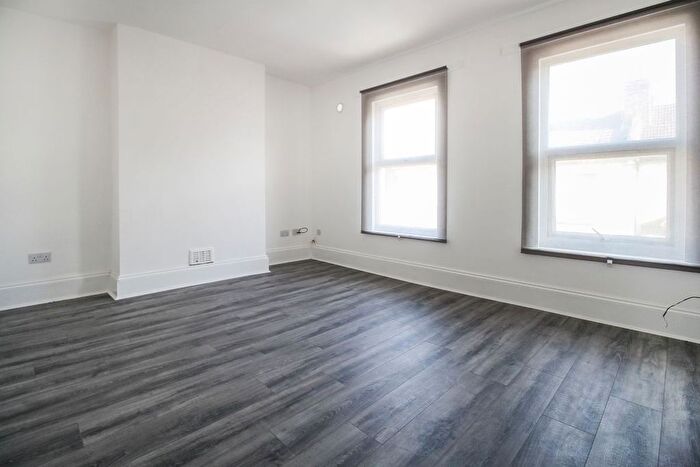 2 Bedroom Flat To Rent In Chesterton Terrace, E13