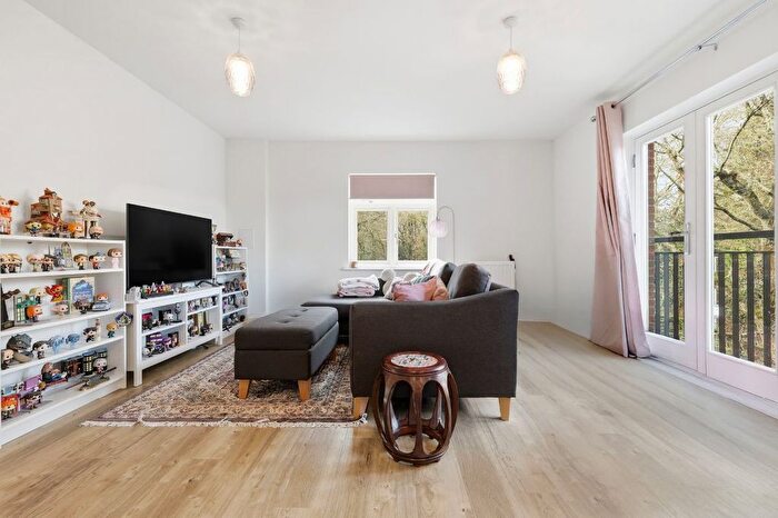 2 Bedroom Flat For Sale In Kestrel Close, Brentwood, CM15