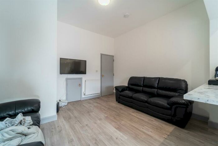 5 Bedroom House To Rent In Teignmouth Road, Birmingham, B29