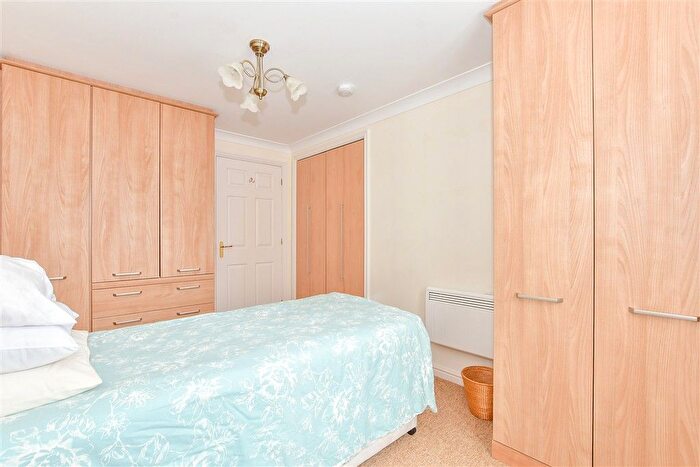 1 Bedroom Flat For Sale In London Road, Cowplain, Waterlooville, Hampshire, PO8