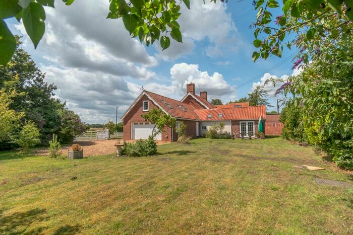 3 Bedroom Semi-Detached House For Sale In Barmer Cottages, Barmer, PE31