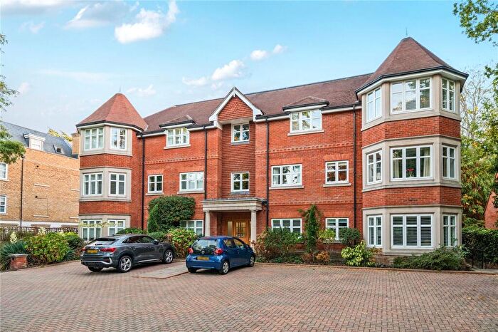 2 Bedroom Flat To Rent In Queens Road, Weybridge, Surrey, KT13