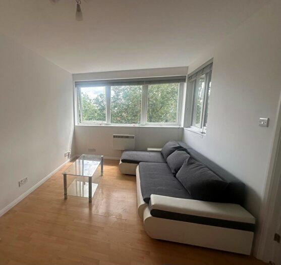 2 Bedroom Flat To Rent In Ballards Lane, London, N3