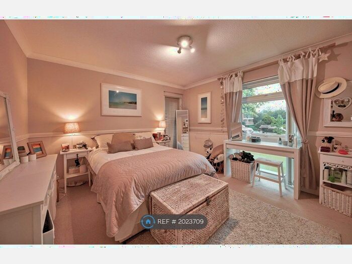 2 Bedroom Flat To Rent In Grosvenor Drive, Maidenhead, SL6