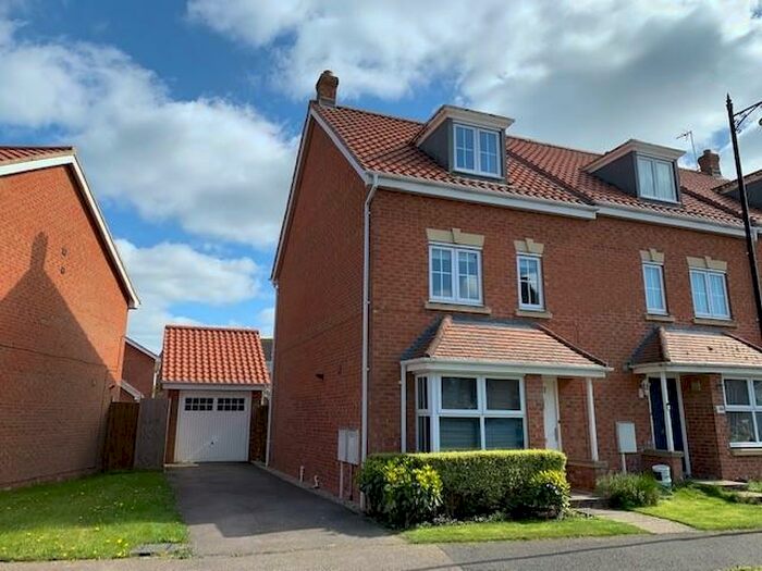 4 Bedroom End Of Terrace House To Rent In Thistle Drive, Desborough, Northants, NN14
