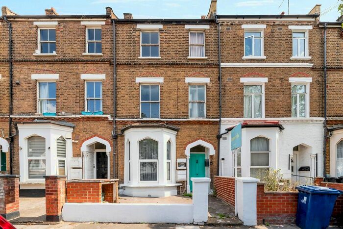 3 Bedroom Flat To Rent In York Road, Acton, W3