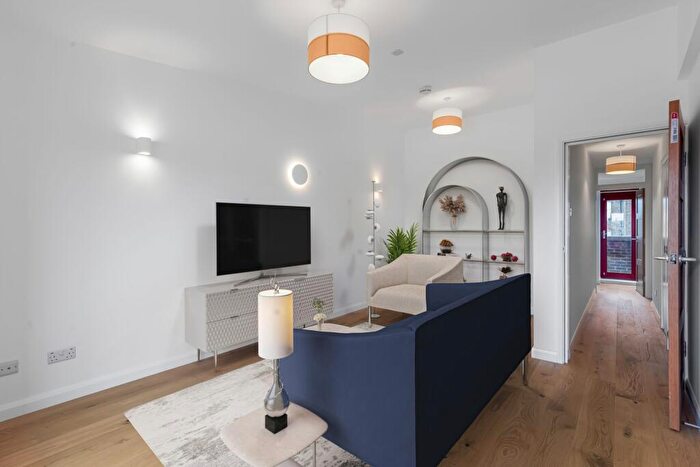 3 Bedroom Apartment To Rent In Newlands Quay, Wapping, E1W