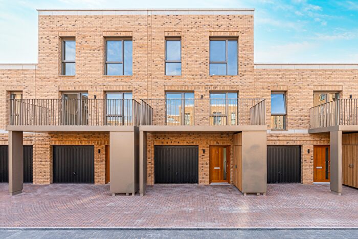 4 Bedroom Semi-Detached House To Rent In Vinca Mews, London, NW7