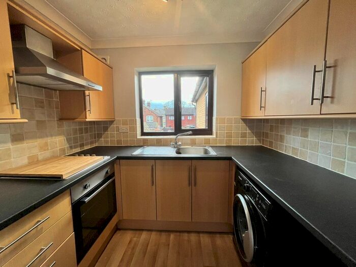 2 Bedroom Flat To Rent In Avenue Road, St. Neots, PE19