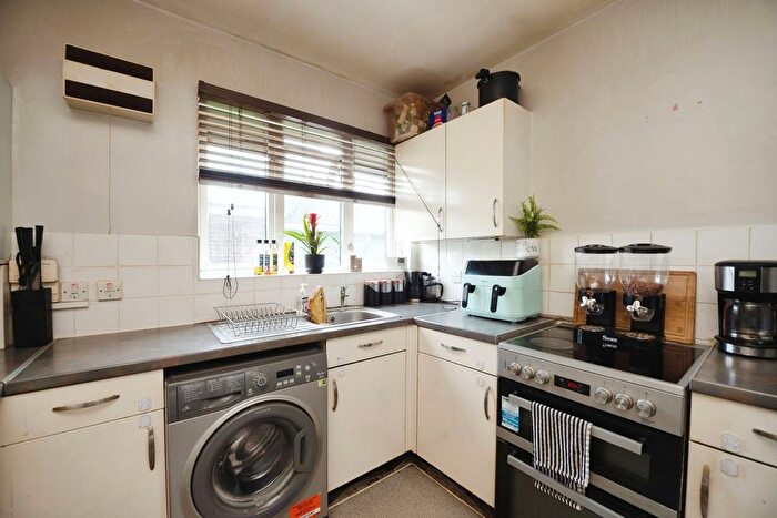 2 Bedroom Flat For Sale In Rose Lane, Romford, RM6