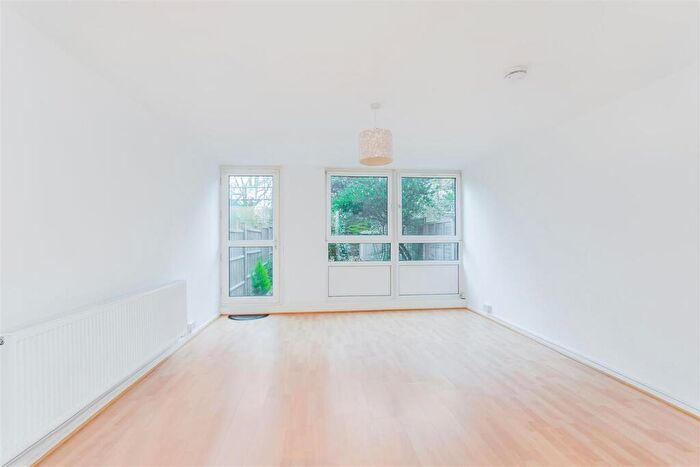 3 Bedroom Flat To Rent In Kiln Place, NW5