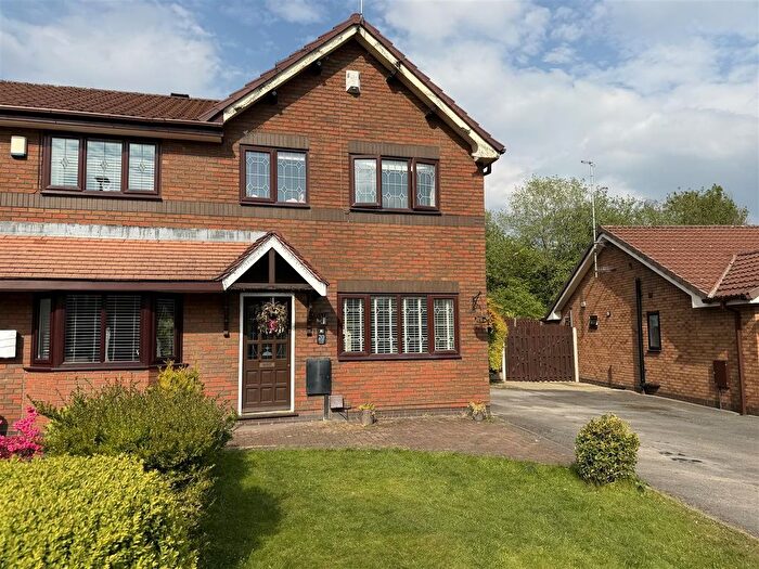 3 Bedroom Semi-Detached House For Sale In Gylden Close, Hyde, SK14