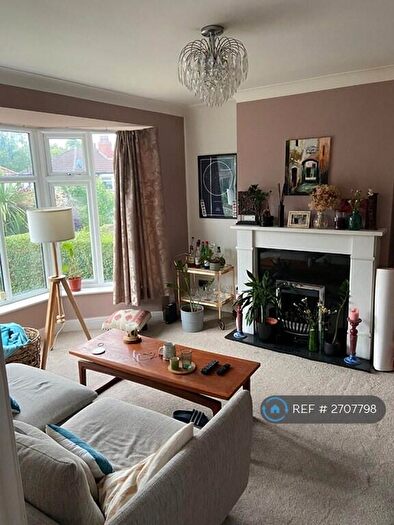 3 Bedroom Semi Detached House To Rent In Roundhay Grove, Leeds, LS8