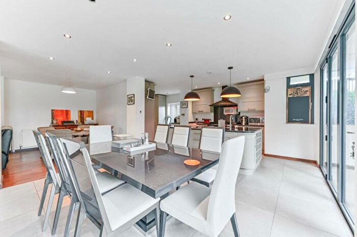 5 Bedroom Detached House To Rent In Avondale Avenue, Worcester Park, KT4