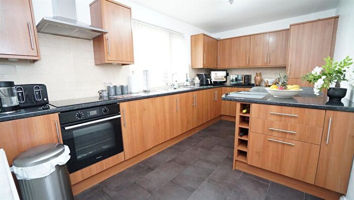 3 Bedroom Town House For Sale In Farm Hill Road, Idle, Bradford, BD10