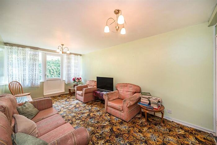 2 Bedroom Flat For Sale In Clovelly Way, Stepney Green, E1