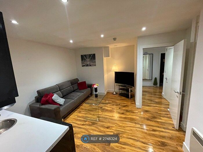3 Bedroom Flat To Rent In The Lock Building, Manchester, M1