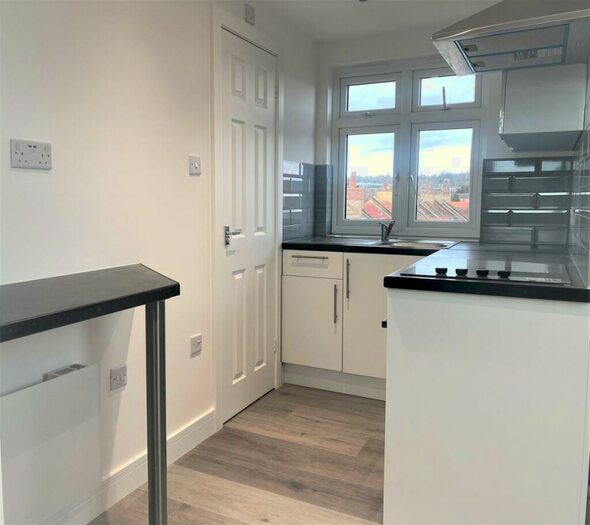 Flat To Rent In Station Road, Mill Hill, NW7