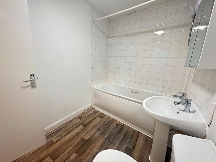 1 Bedroom Flat To Rent In Bed Student Flat // Jul, LN2