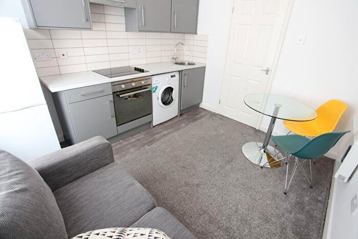 2 Bedroom Flat To Rent In Fell Street, L7