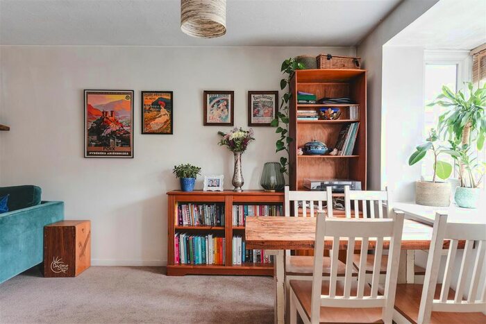 2 Bedroom Flat For Sale In Riverside Close, Clapton, E5