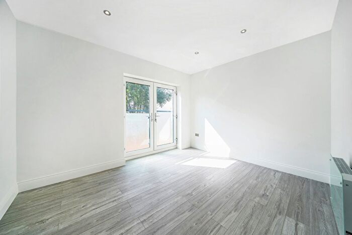 3 Bedroom Flat To Rent In Garratt Lane, Tooting, London, SW17