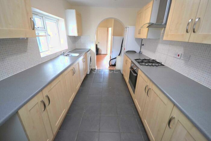 6 Bedroom Terraced House To Rent In Grange Avenue, Reading, Berkshire, RG6