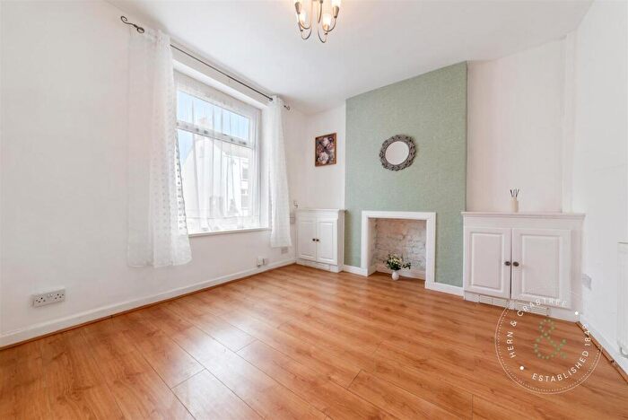 3 Bedroom End Of Terrace House For Sale In Amherst Street, Grangetown, Cardiff, CF11