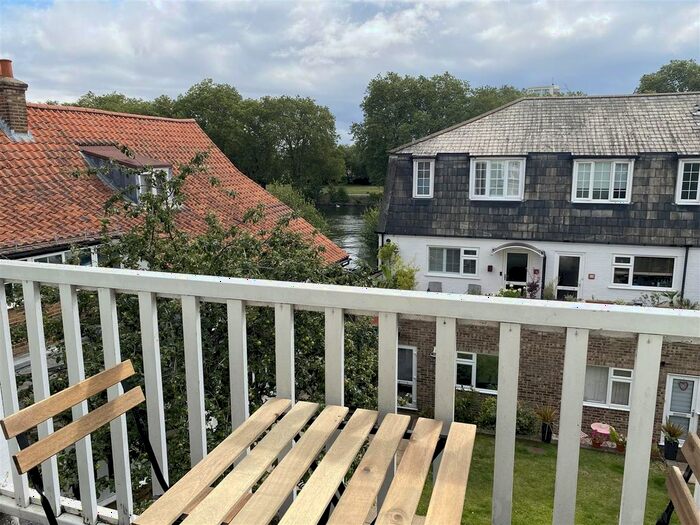 1 Bedroom Flat To Rent In Lower Teddington Road, Hampton Wick, Kingston Upon Thames, KT1
