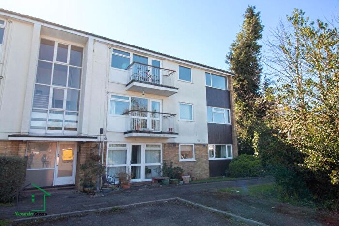 3 Bedroom Flat To Rent In Lingholme Close, Cambridge, CB4