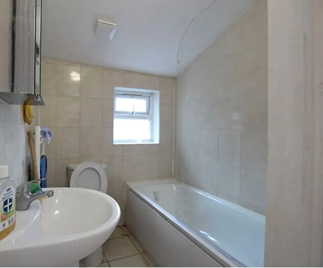1 Bedroom Flat To Rent In Movers Lane, Off Ripple Road, Barking, Ilford, Ig3