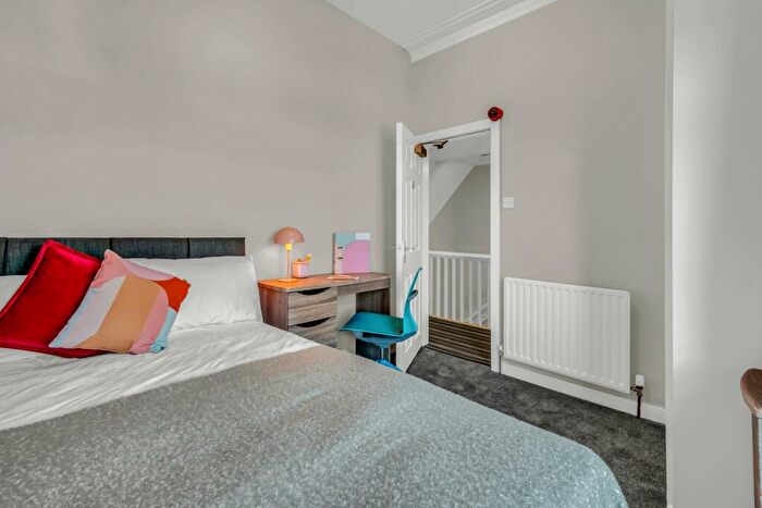 5 Bedroom Flat To Rent In Hyde Park Road, Leeds, LS6