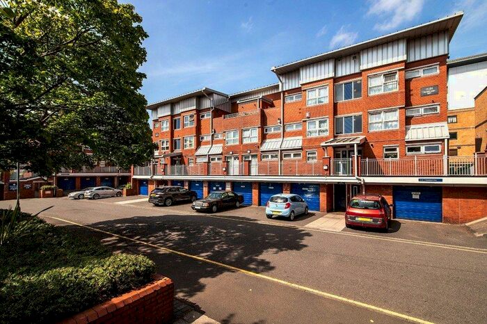 3 Bedroom Apartment To Rent In Roseland Way, Edgbaston, Birmingham, B15