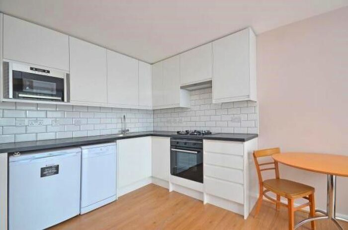 2 Bedroom Flat To Rent In Garratt Lane, Tooting, London, SW17