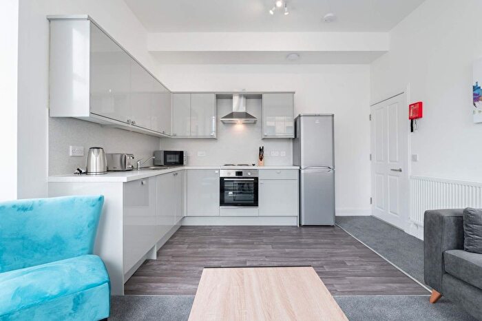 3 Bedroom Flat To Rent In South Bridge, Old Town, Edinburgh, EH1