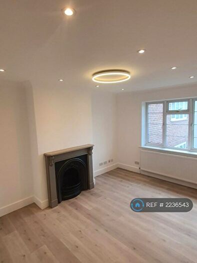 2 Bedroom Flat To Rent In Cardrew Court, London, N12