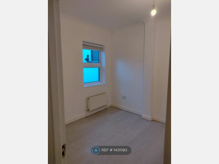 2 Bedroom Flat To Rent In North Cross Road, London, SE22