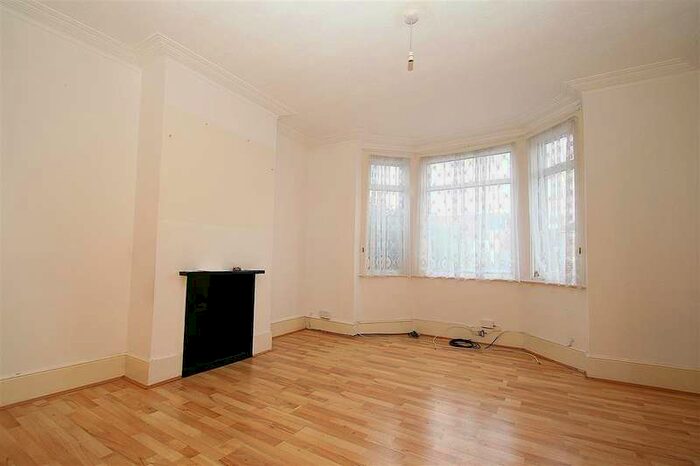 3 Bedroom End Of Terrace House To Rent In South Hayes, UB3