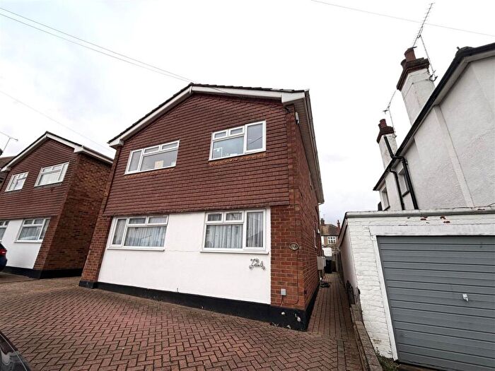 2 Bedroom Flat For Sale In Canvey Road, Leigh On Sea, Essex, SS9