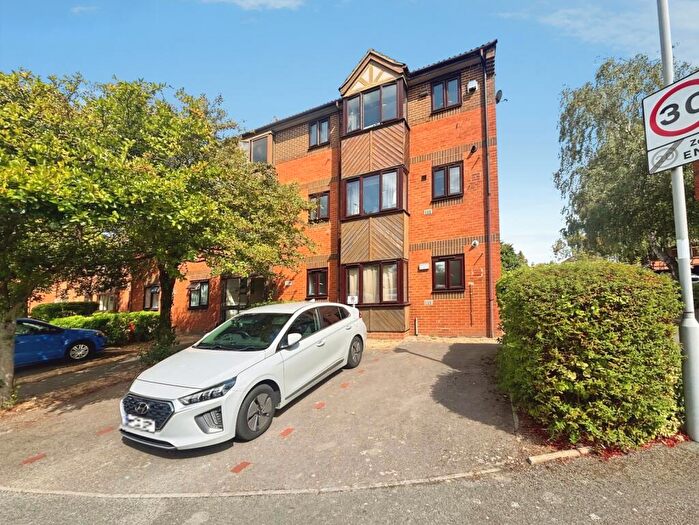 1 Bedroom Flat For Sale In Chaffinch Close, Surbiton, KT6