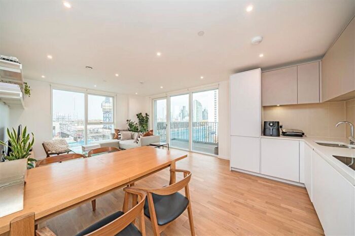 2 Bedroom Flat For Sale In Waterline Way, Greenwich, SE8