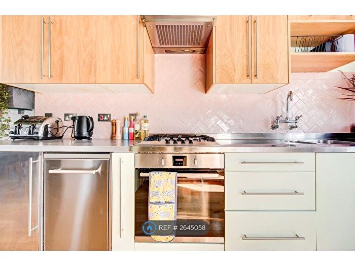 2 Bedroom Detached House To Rent In Combermere Road, London, SW9
