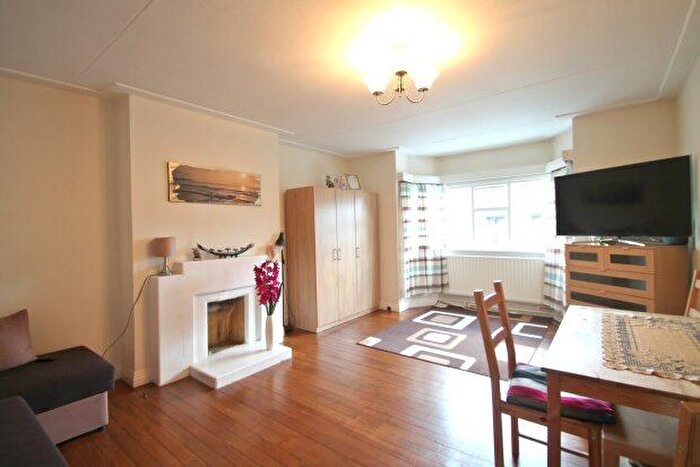 2 Bedroom Flat To Rent In Beechwood Court, Carshalton, SM5
