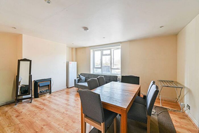 4 Bedroom Flat To Rent In Hazelhurst Road, Earlsfield, London, SW17